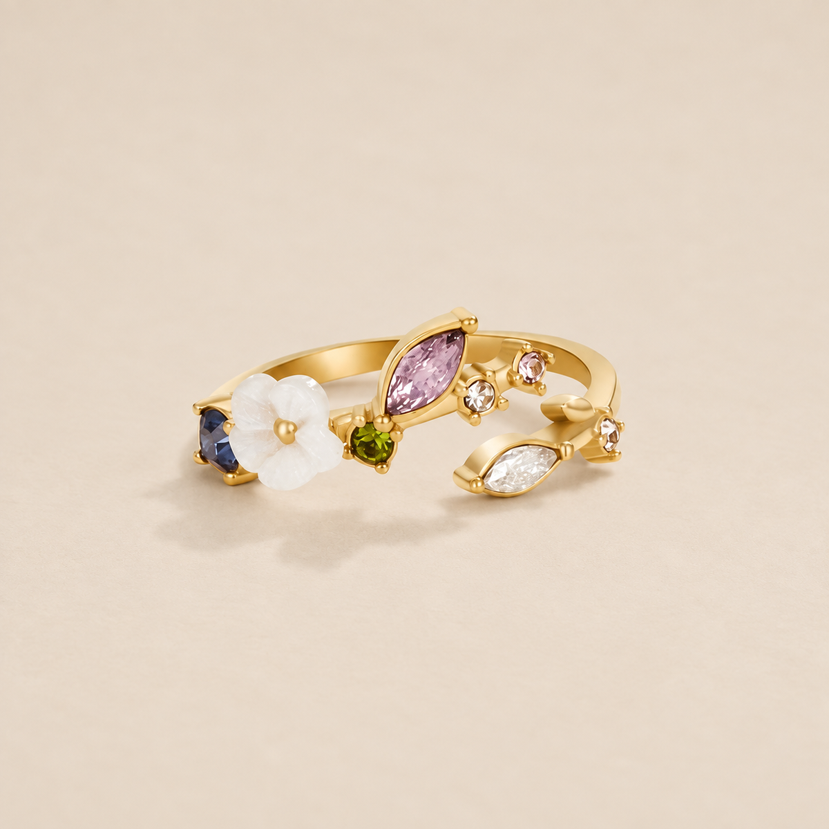 Anillo dorado con flor blanca de cristales