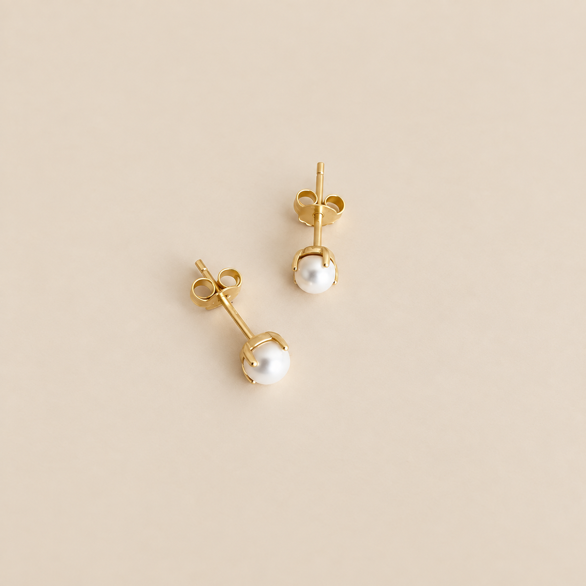 Pendientes de perlas doradas pequeños