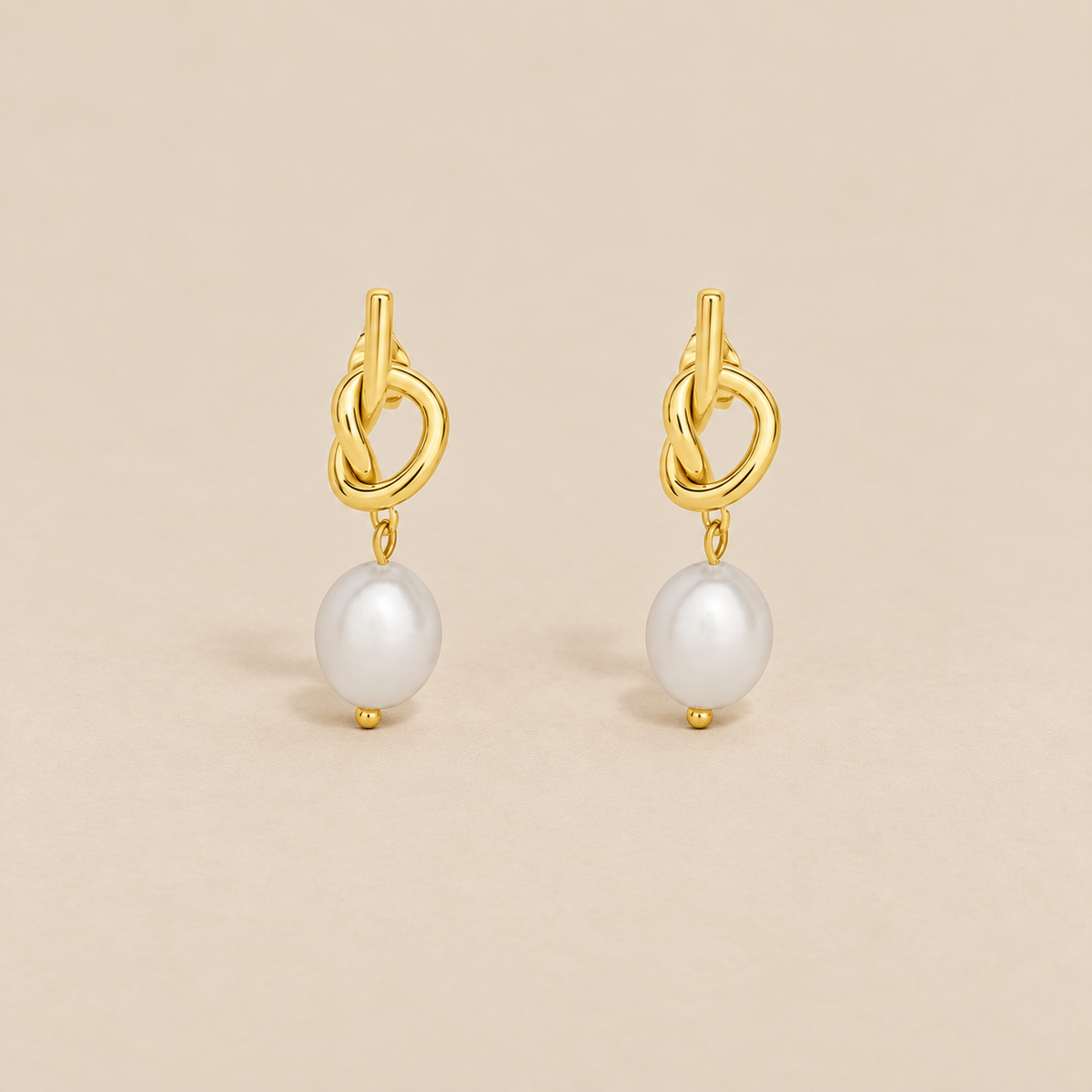 Pendientes de oro con nudo de perlas elegantes