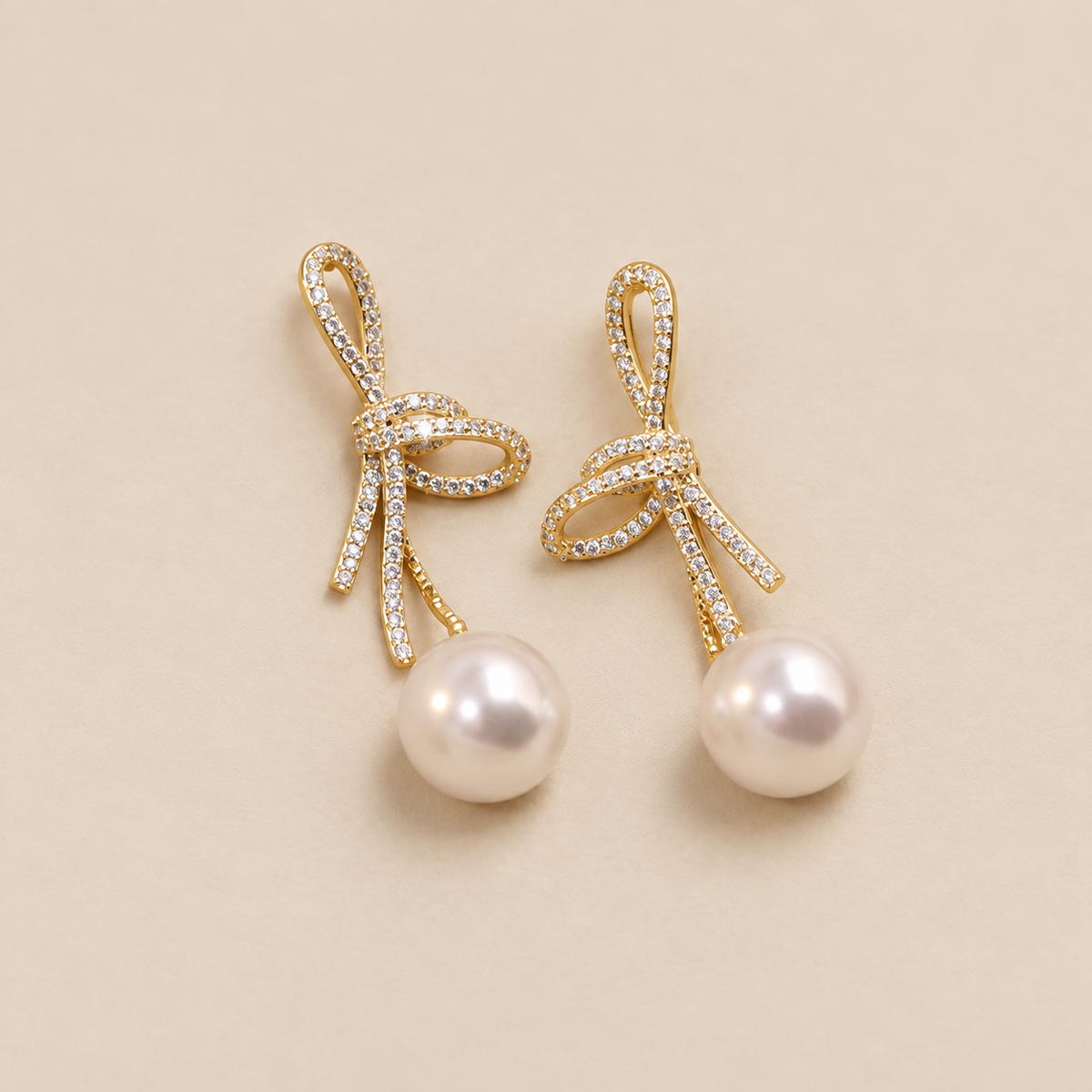 Pendientes de perlas con lazo brillante