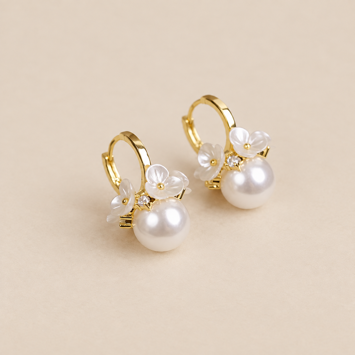 Elegantes aretes de perlas con flores