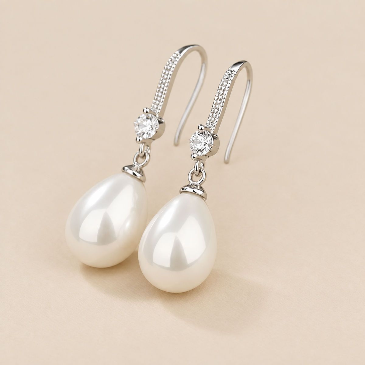 Pendientes colgantes con perlas brillantes