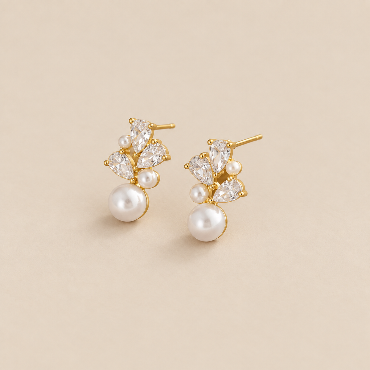 Pendientes con racimo de perlas de agua dulce y flor