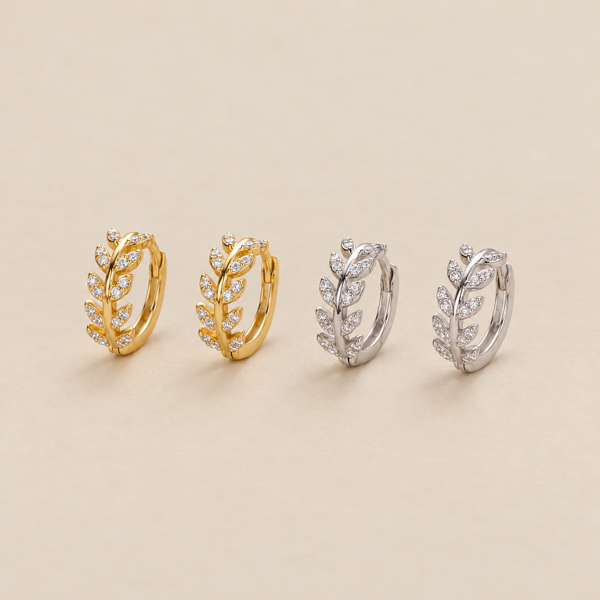 Pendientes de aro plateados con hojas