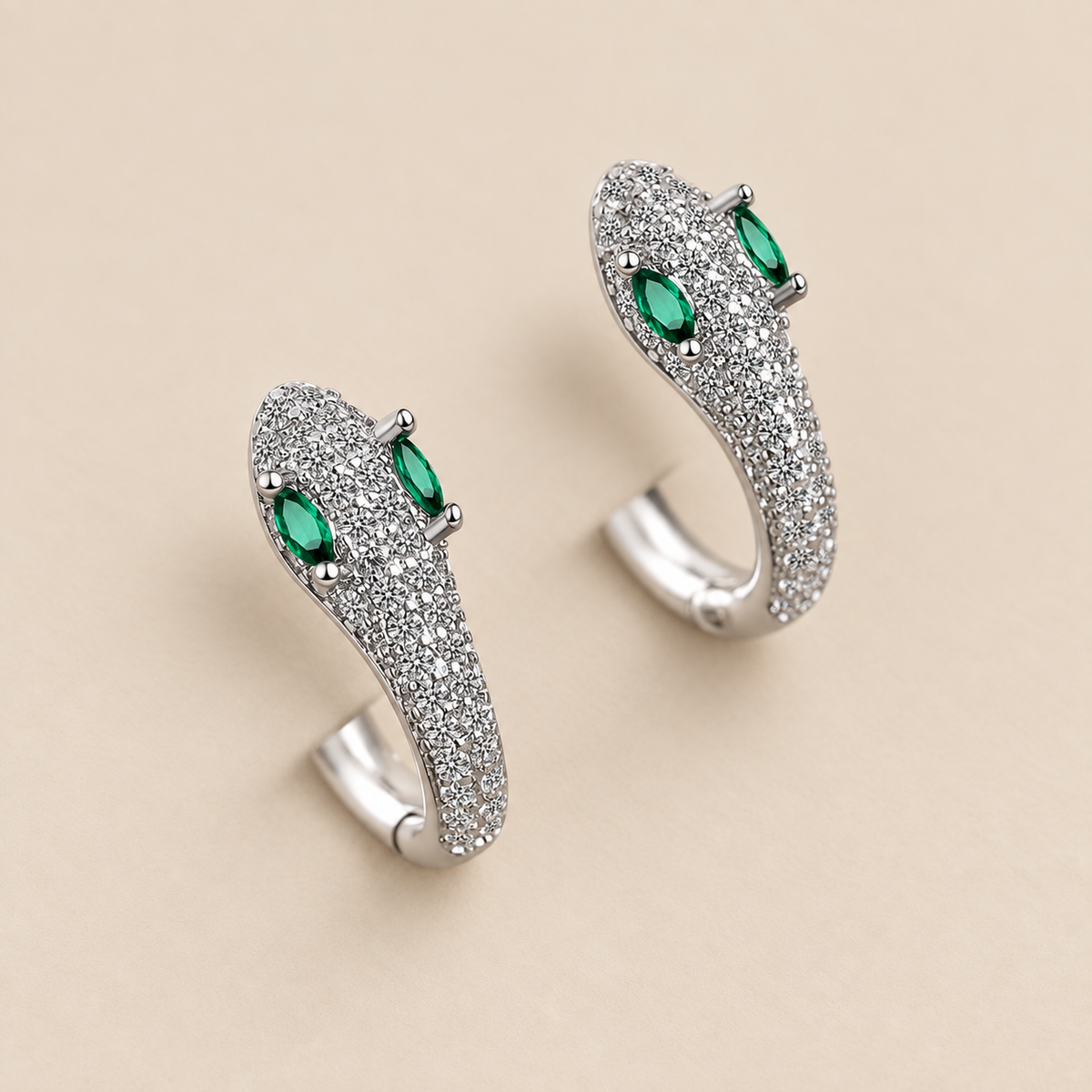 Pendientes plateados de serpiente