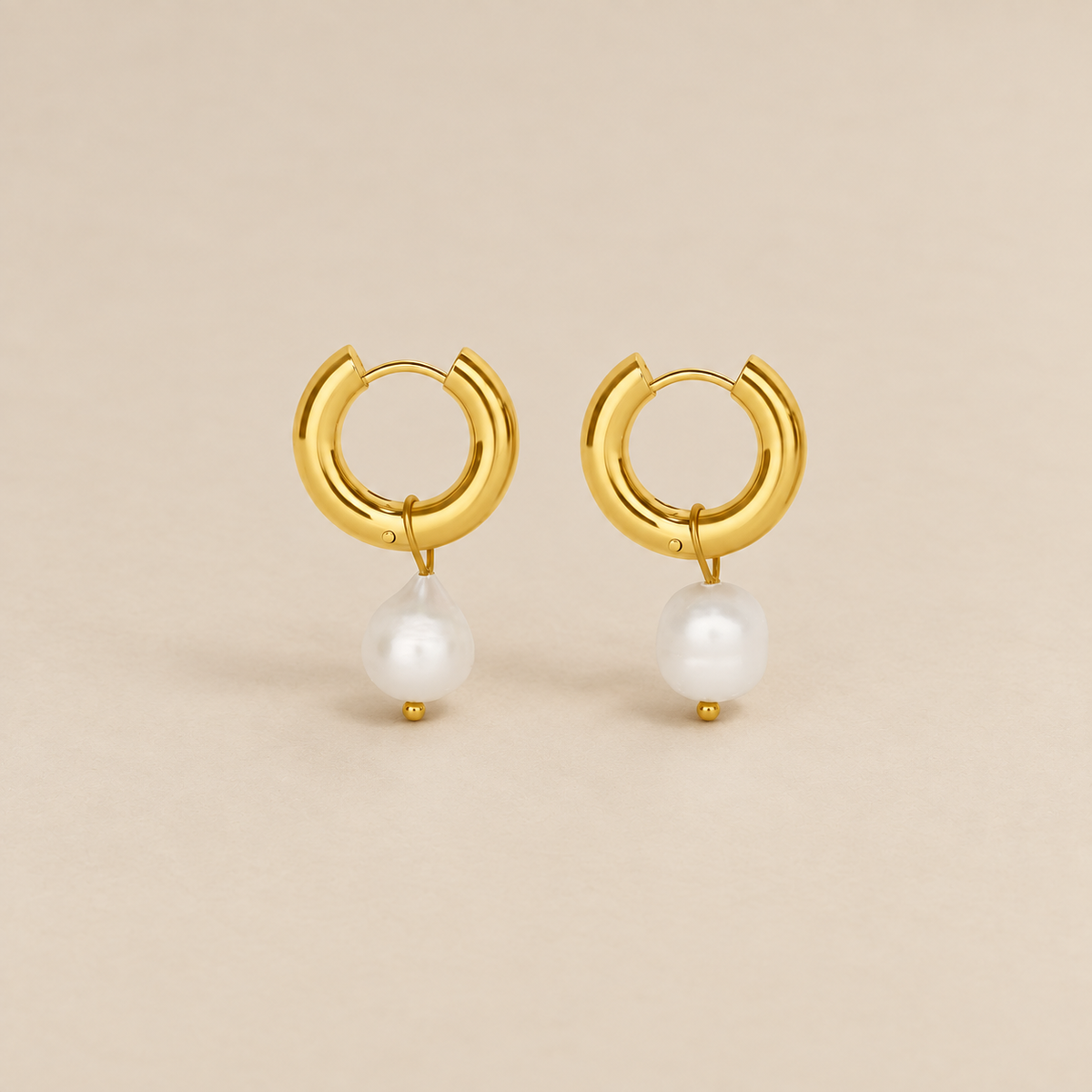 Pendientes de Oro Atemporales con Perlas Colgantes