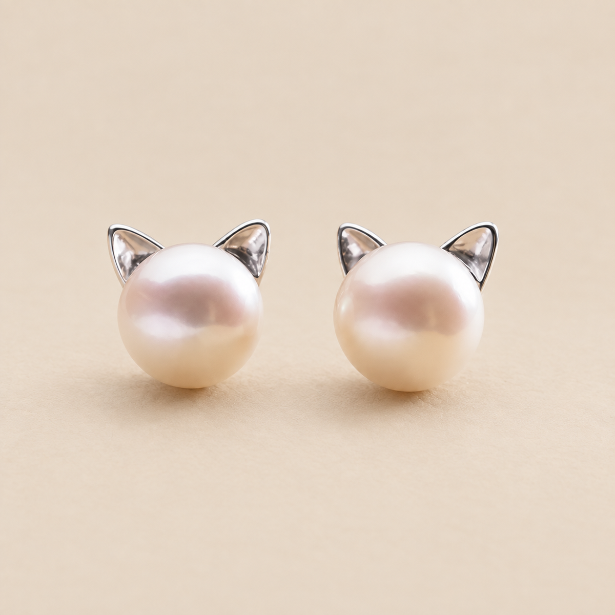 Fotografía de los pendientes de gato con perla