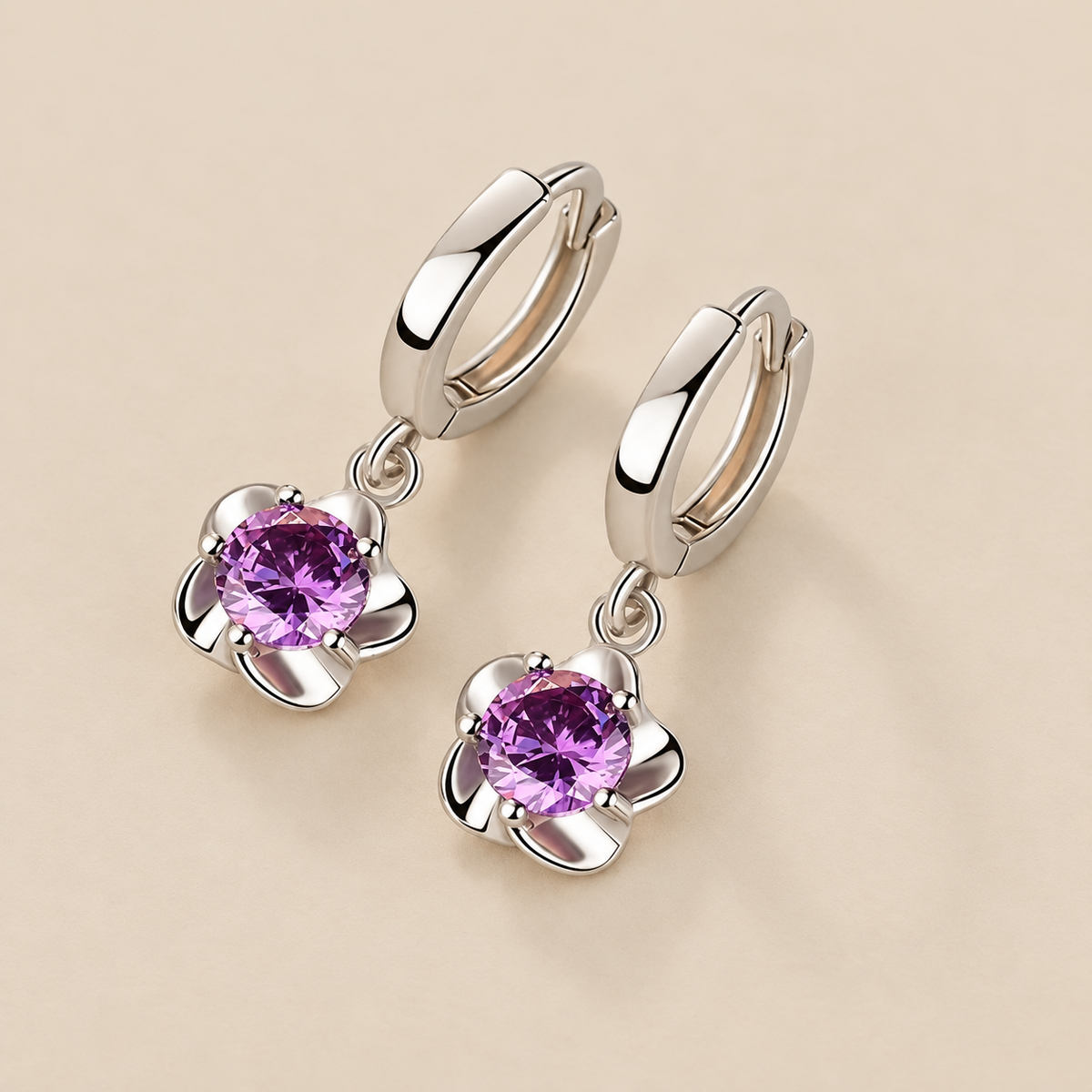 Pendientes plateados con circonitas moradas y blancas