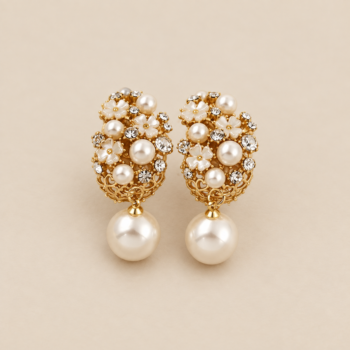 Elegantes pendientes de perlas con forma de flor