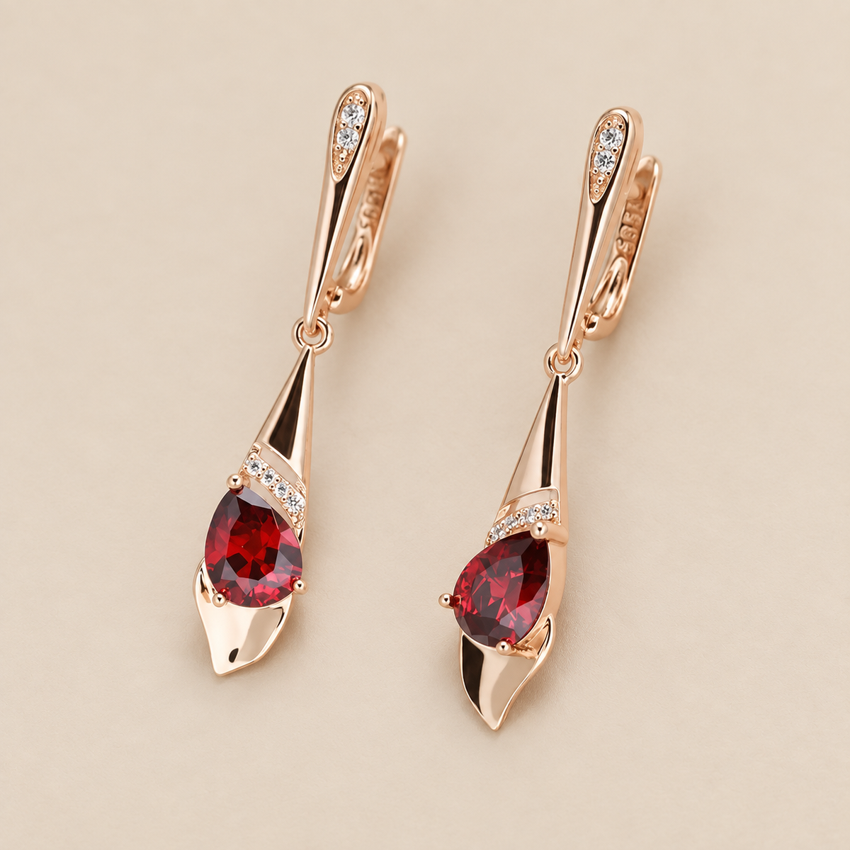 Fotografía de los pendientes colgantes con cristal rojo