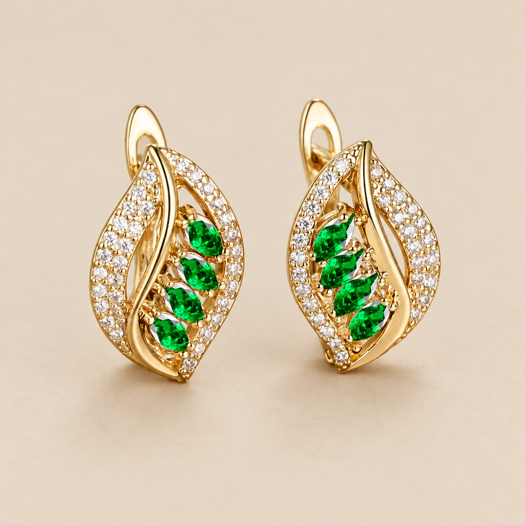 Pendientes de hojas con cristales verdes sobre fondo claro