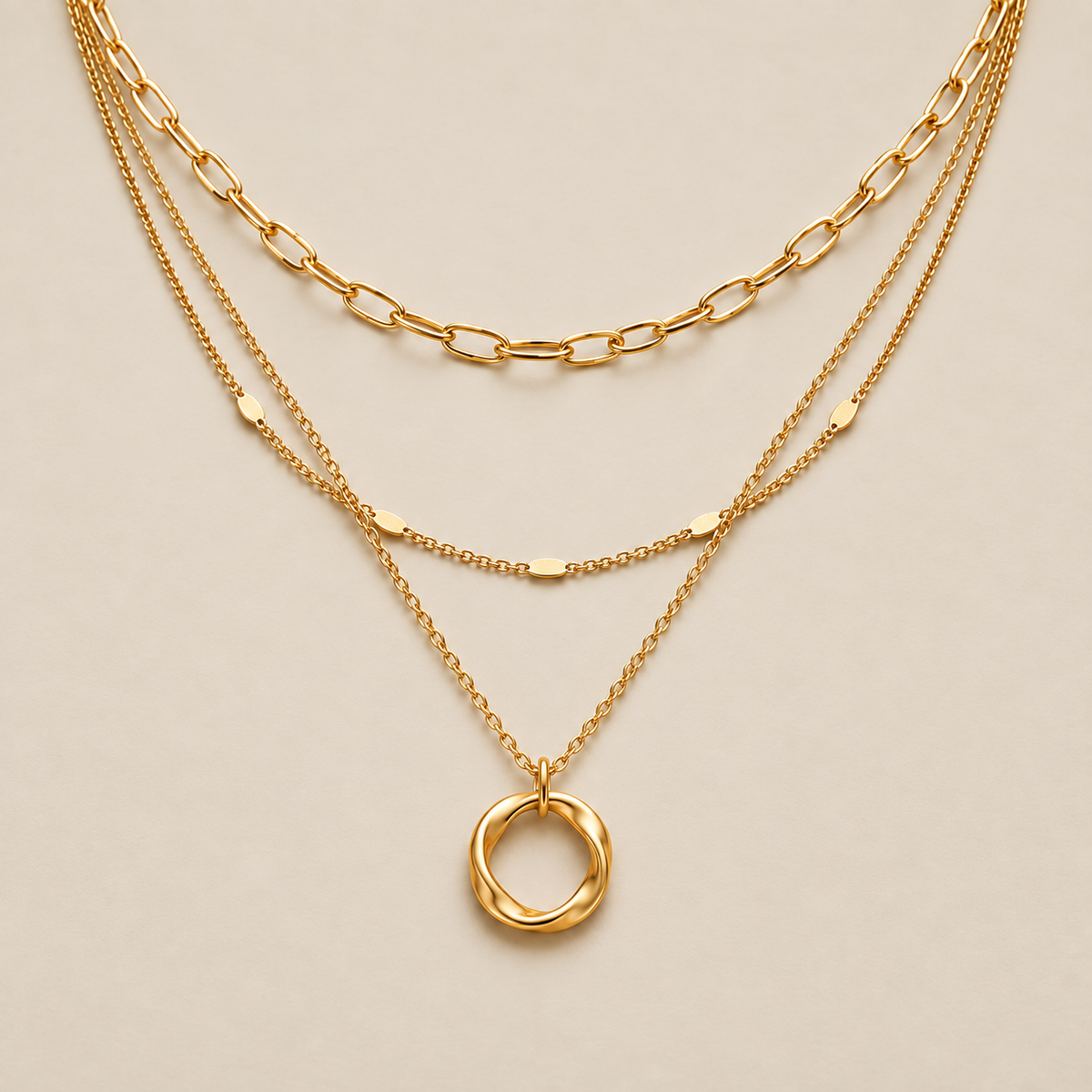 Conjunto Vintage de Cadenas Doradas en Capas sobre fondo crema