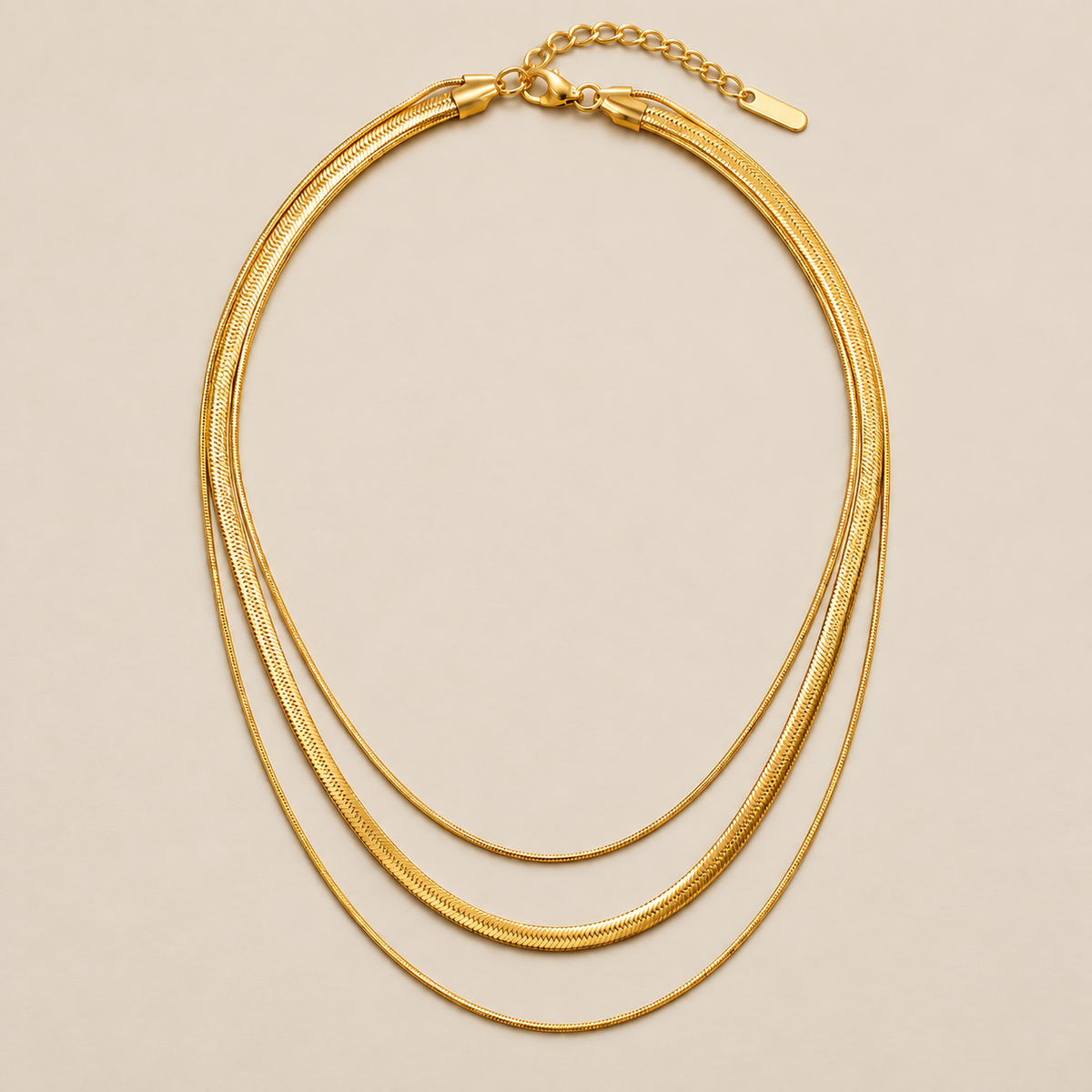 Collar Dorado de Múltiples Capas sobre fondo crema