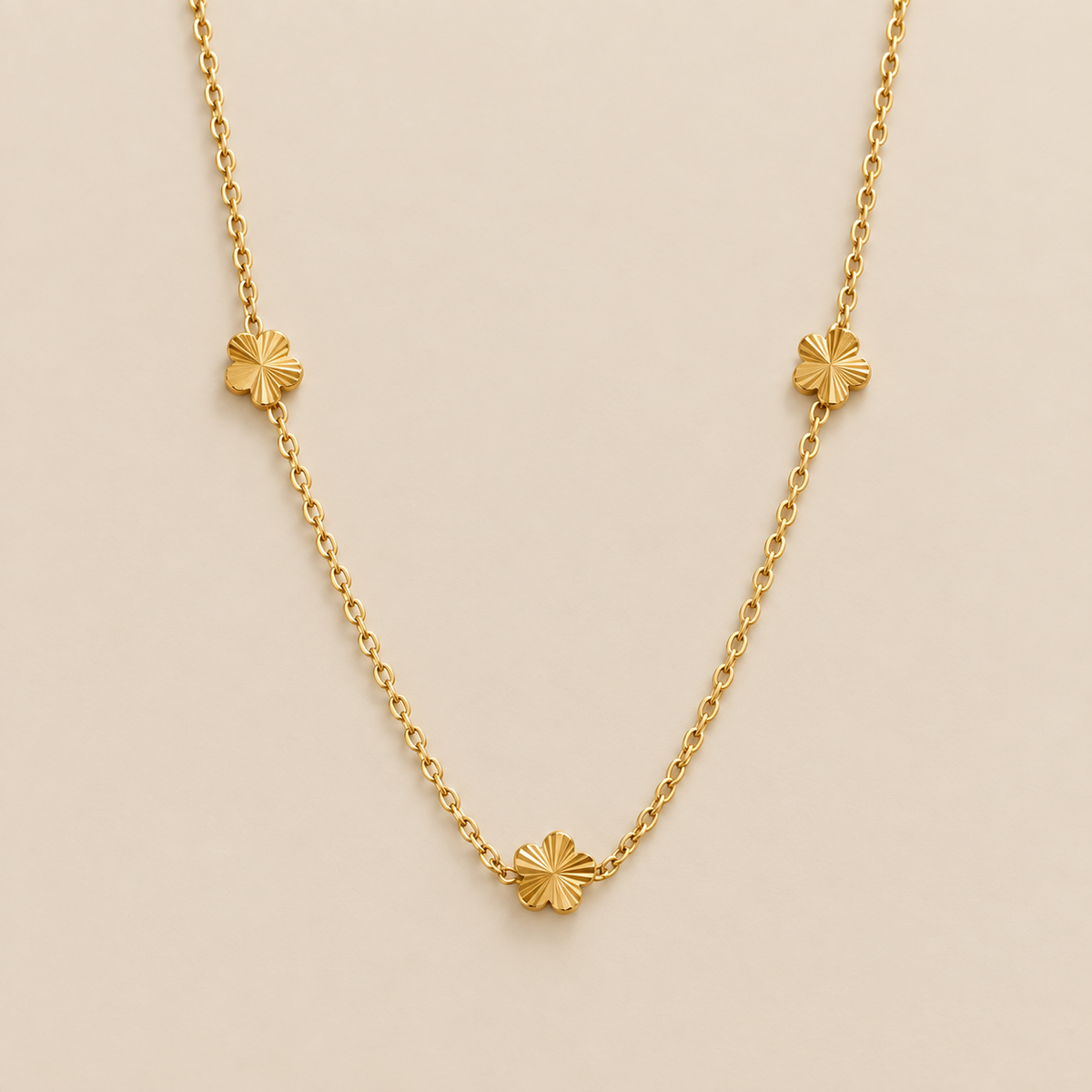 Collar de cadena Flower Power con baño de oro de 18K sobre fondo crema