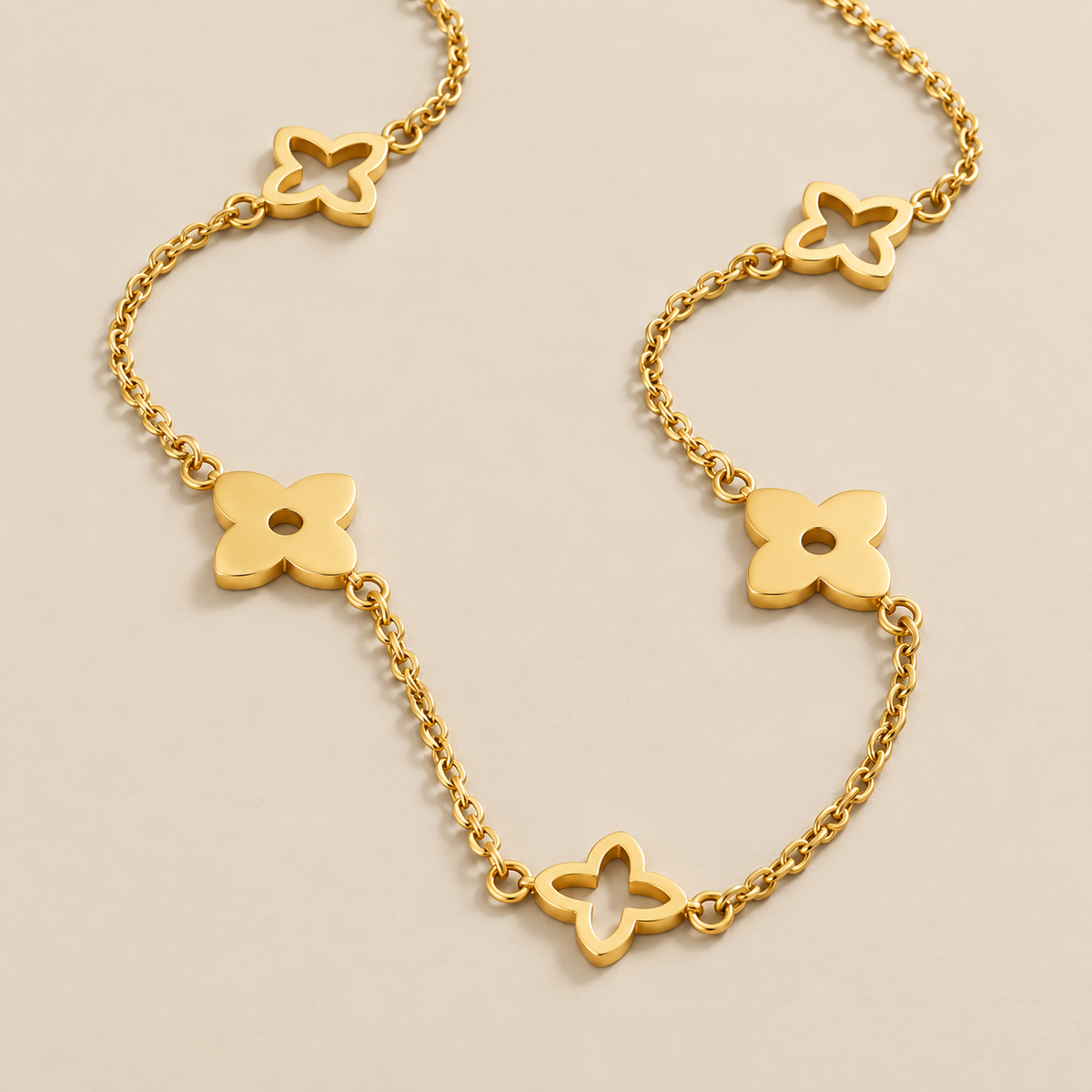 Collar Tori con colgante de pétalo sobre fondo crema