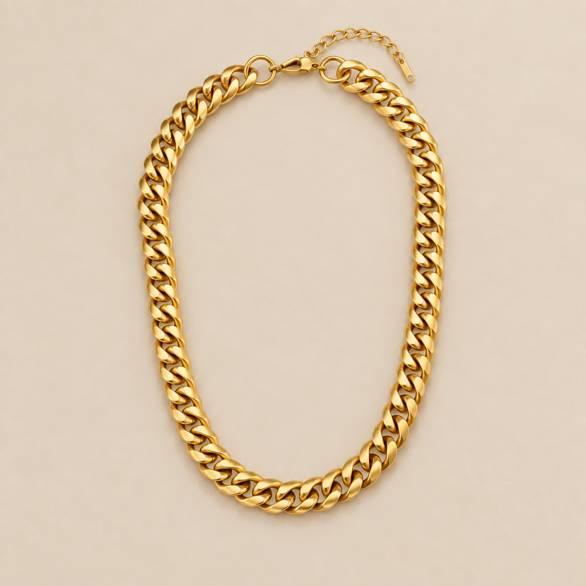 Diseño de collar de cadena atrevido y etéreo sobre fondo crema