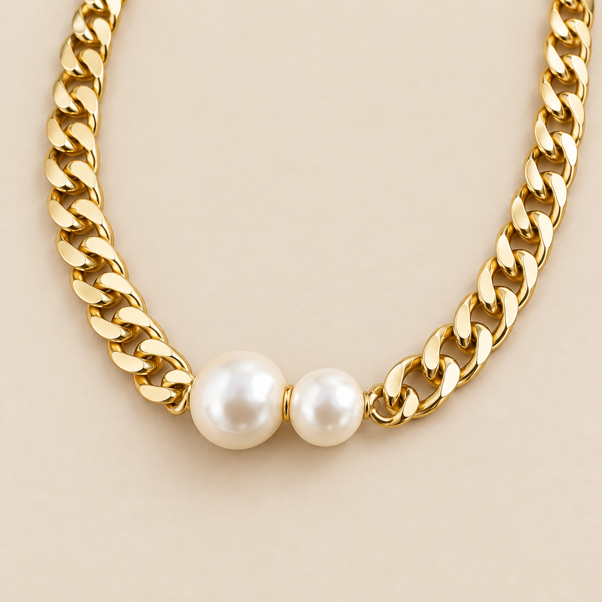 Elegante Collar de Perlas Dobles sobre fondo crema