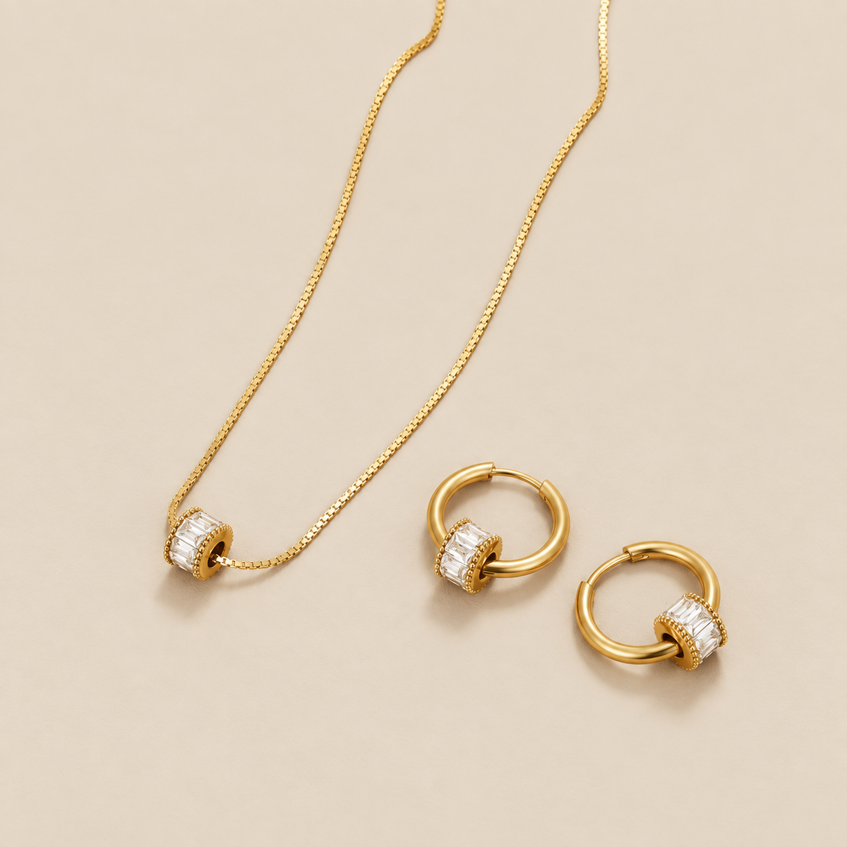 Conjunto Gigi con baño de oro de 18K sobre fondo crema