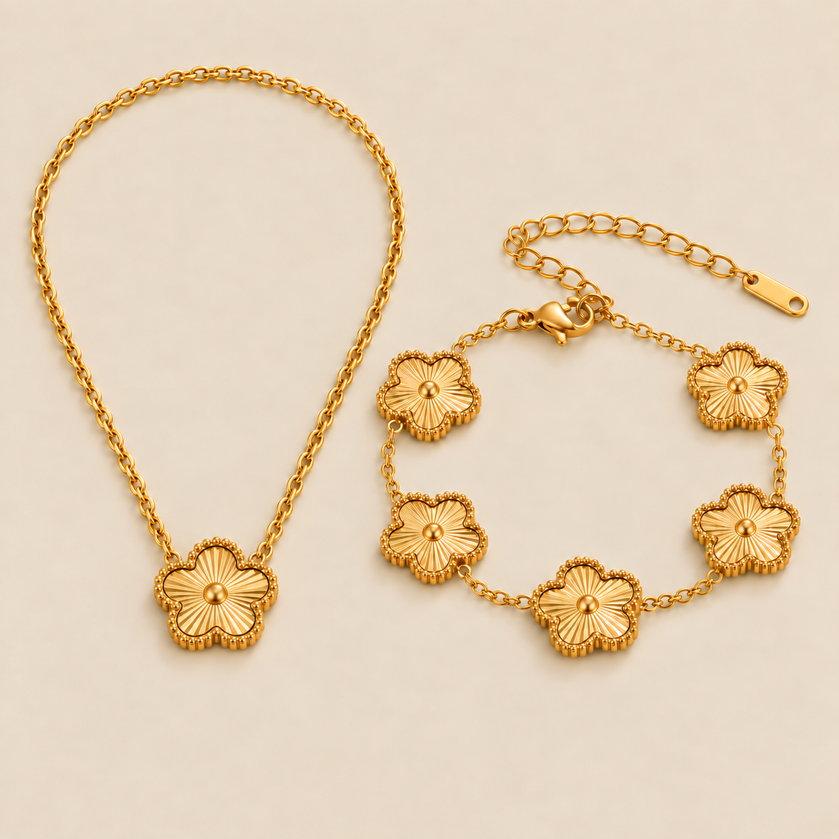 Conjunto de trébol dorado sobre fondo crema