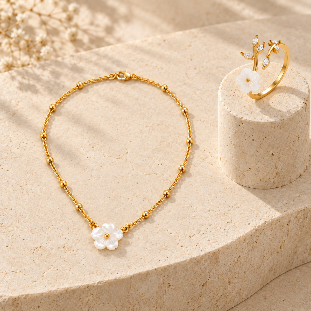 Conjunto de flor blanca dorada sobre piedra natural