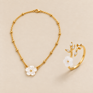 Conjunto de flor blanca dorada sobre fondo crema