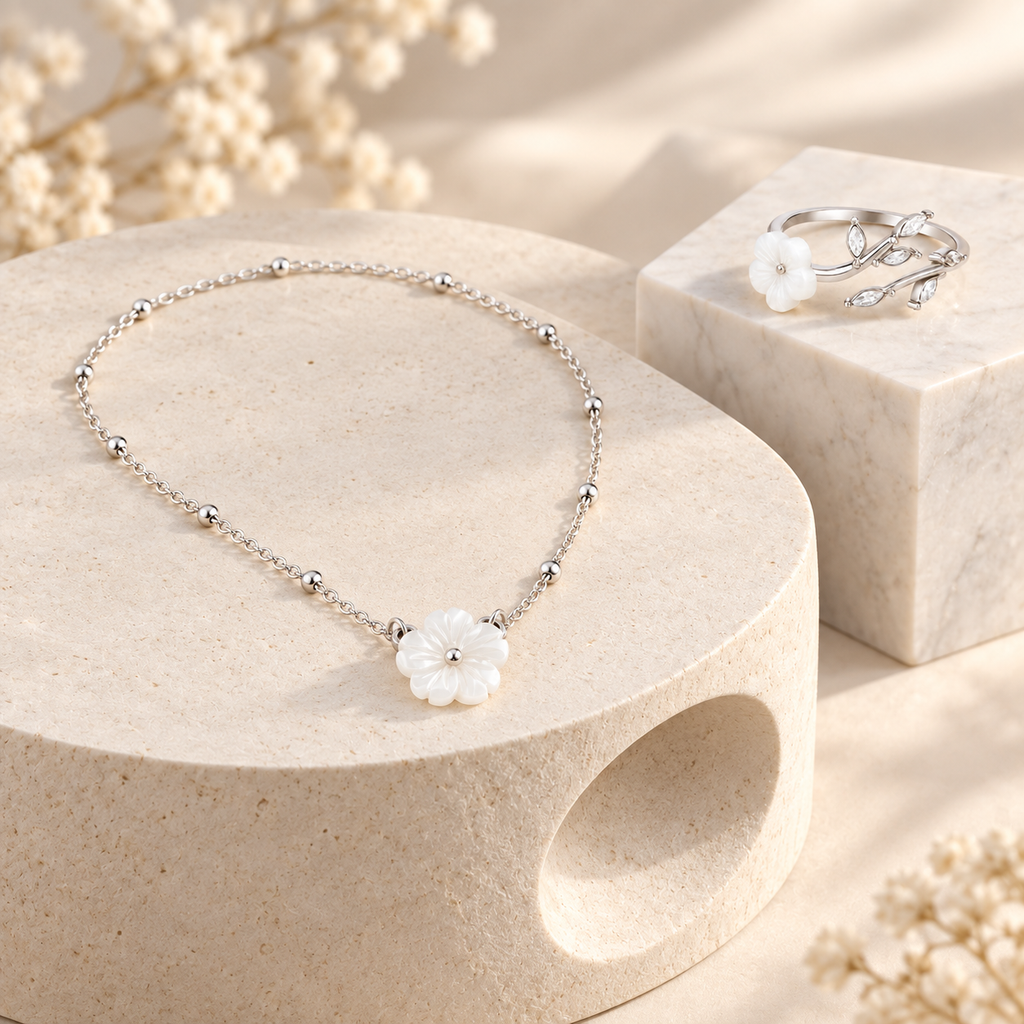Conjunto de flor blanca plateada sobre piedra natural