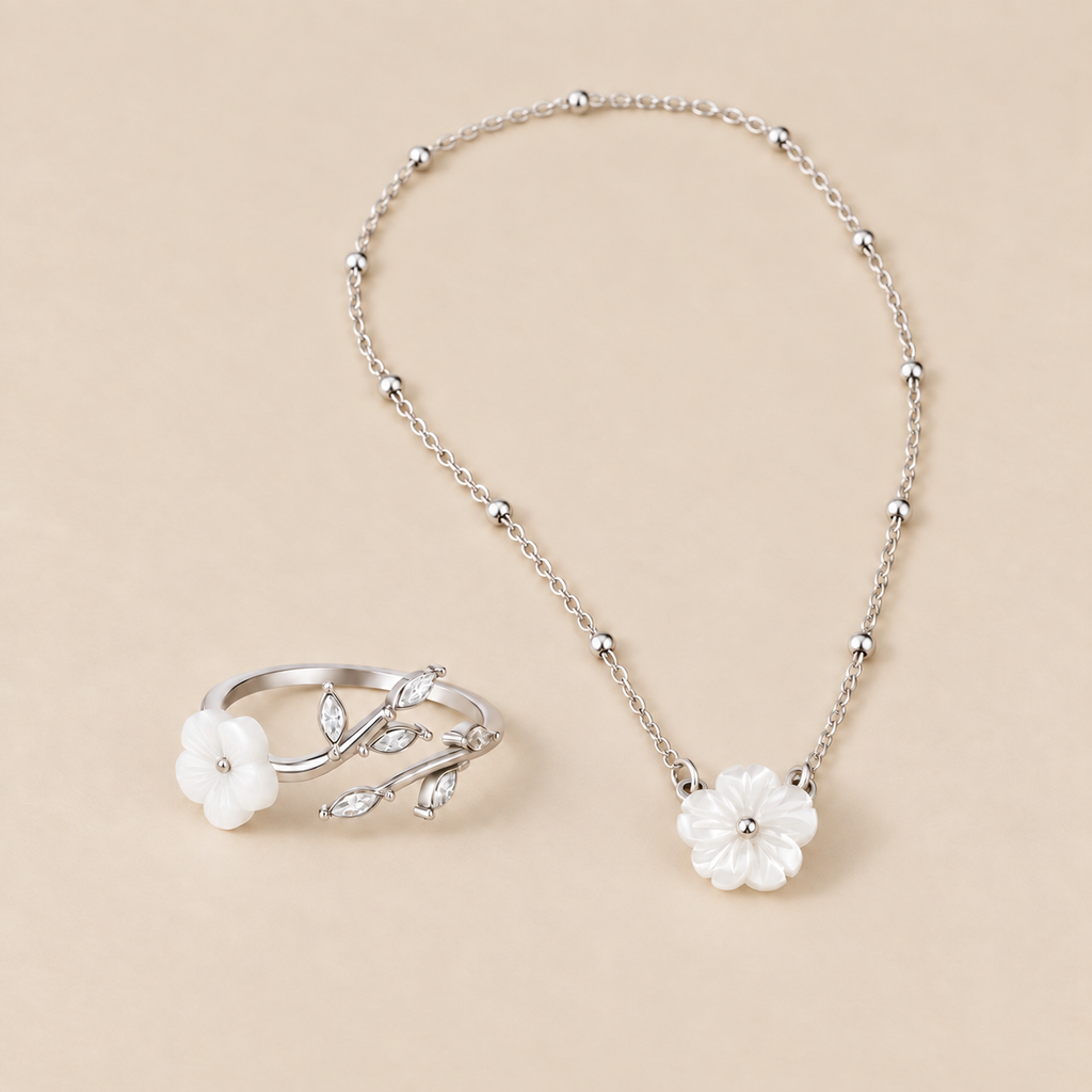 Conjunto de flor blanca plateada sobre fondo crema