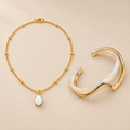 Conjunto de ópalo dorado sobre fondo crema