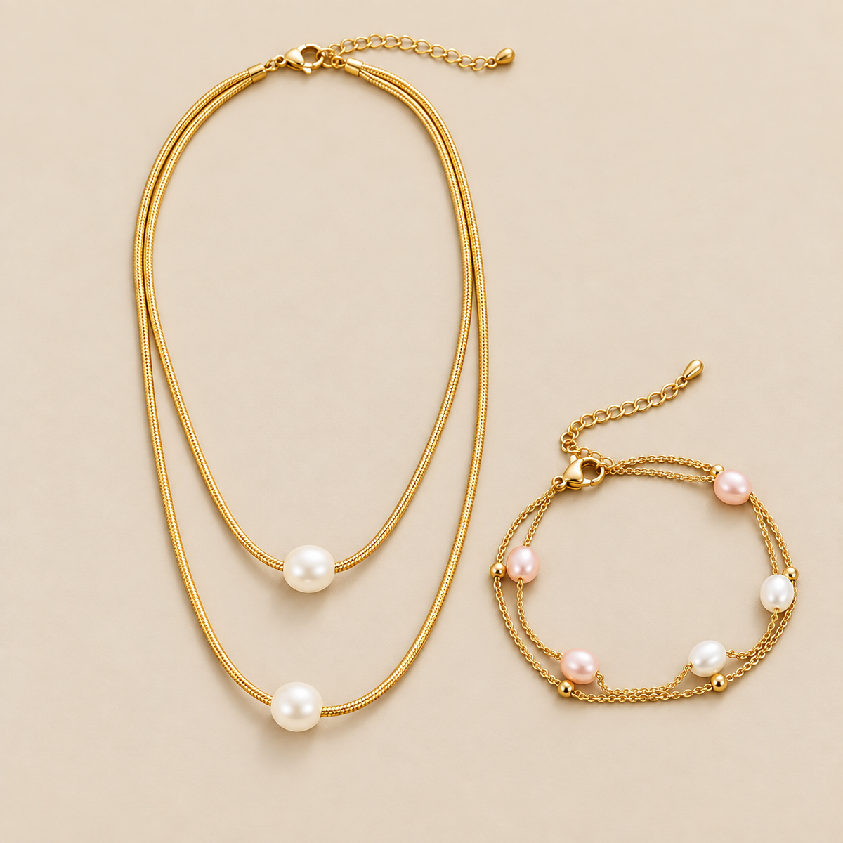 Conjunto de perlas de agua dulce sobre fondo crema