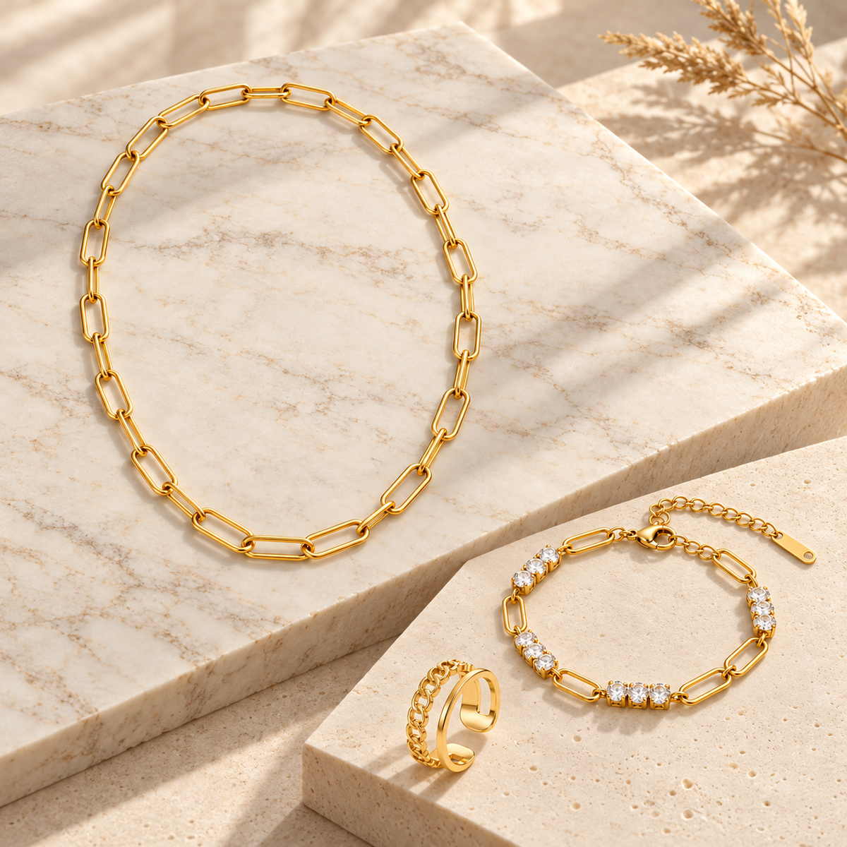 Conjunto Eslabones dorados sobre piedra texturizada