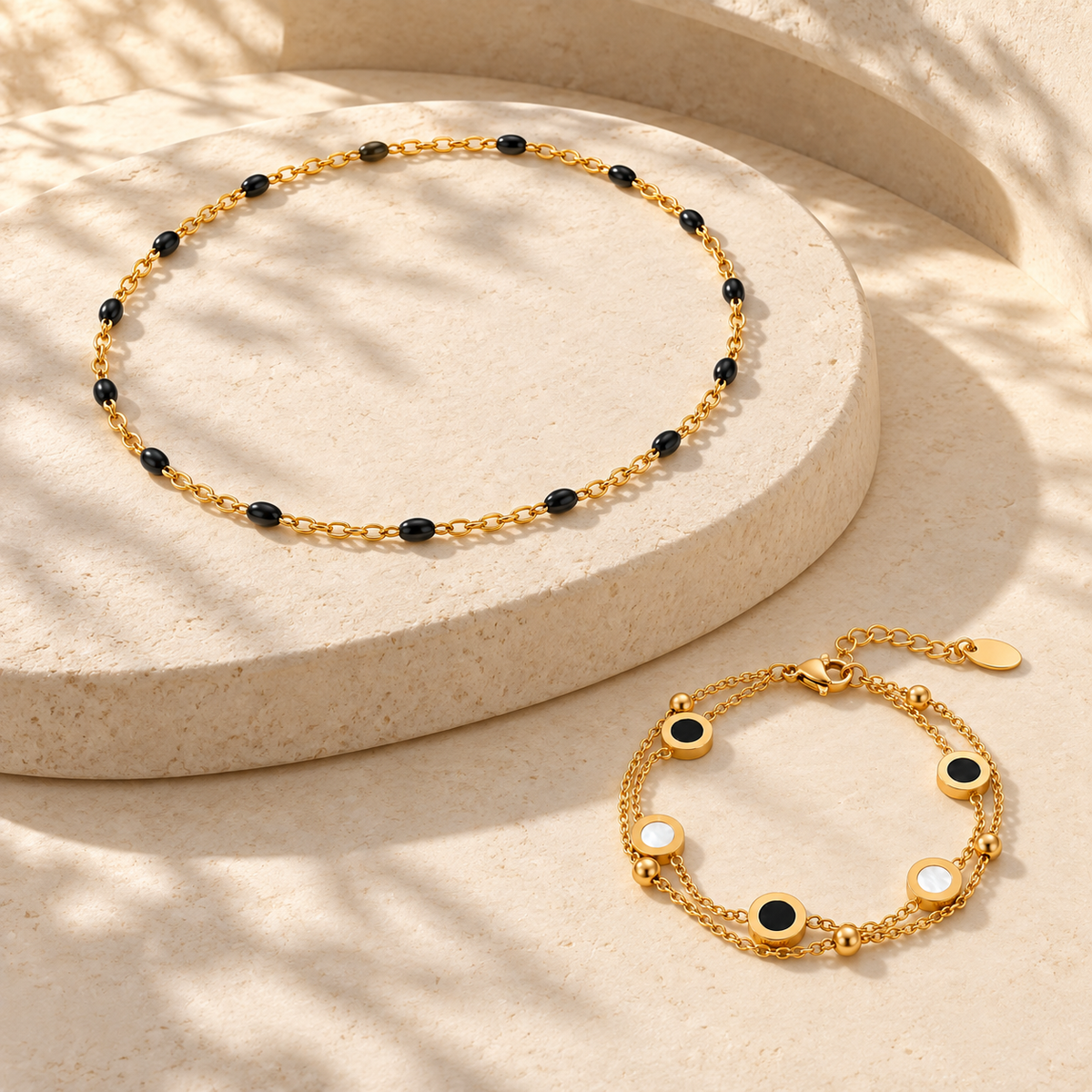 Conjunto de joyas Blanco y Negro sobre piedra clara