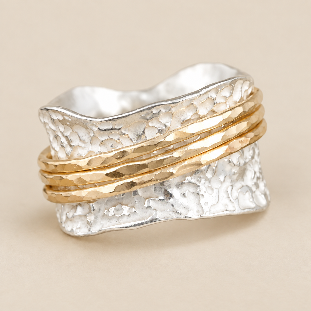 Retro Gold & Silver Ring na tlumeném krémovém pozadí