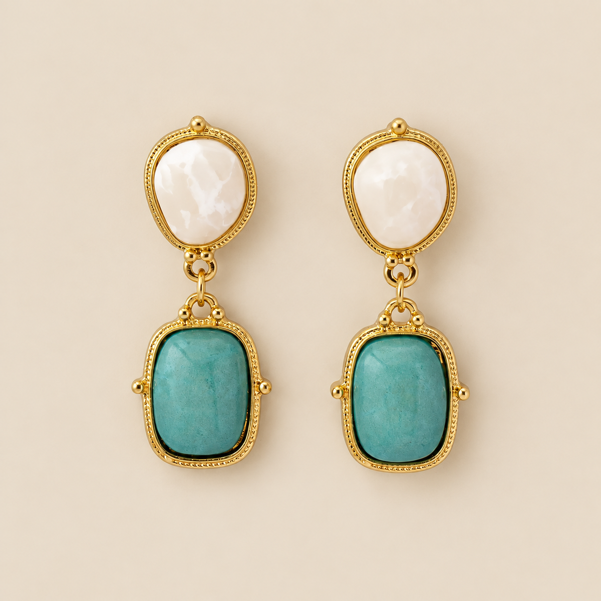 Pendientes Clásicos de Moda sobre fondo crema