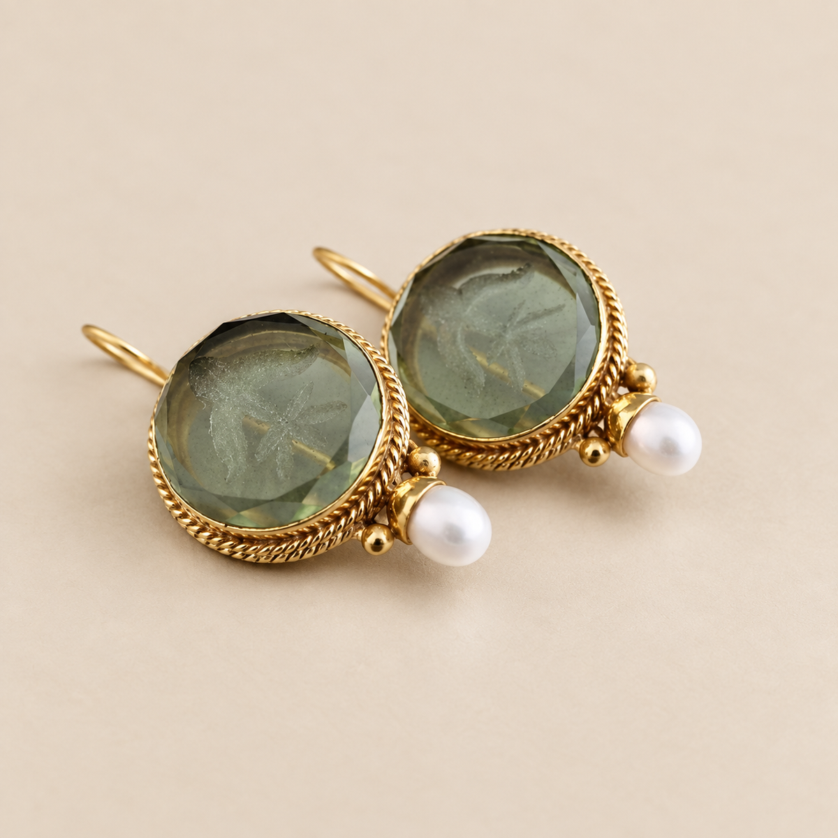 Pendientes Penelope Premium sobre fondo crema