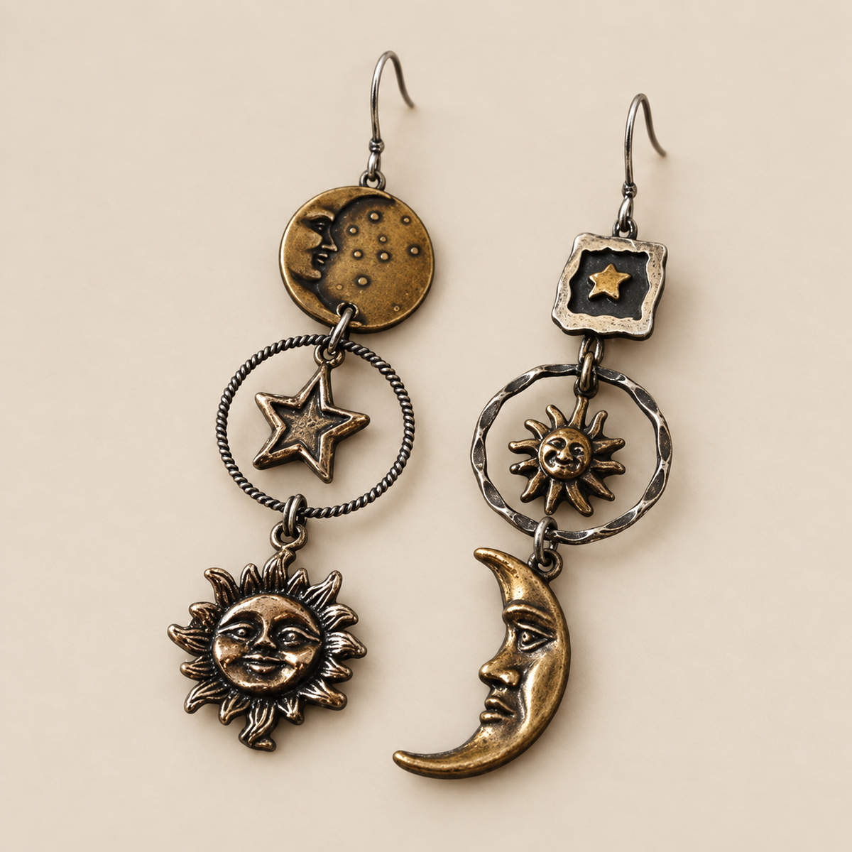 Pendientes vintage de sol y luna sobre fondo crema
