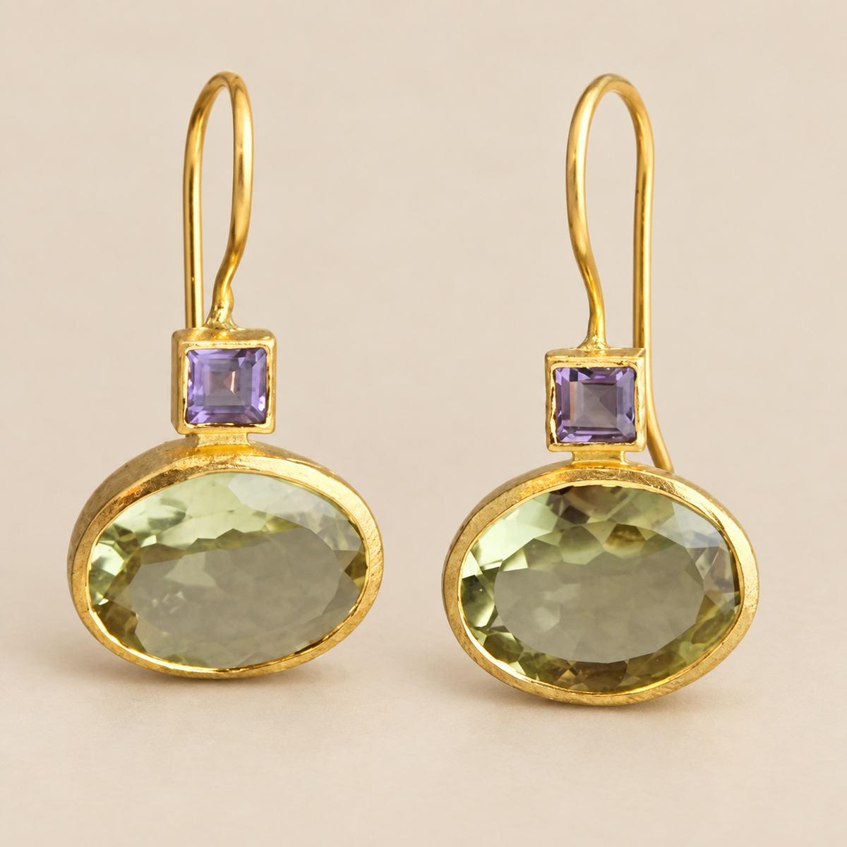 Pendientes Vintage Verdes y Dorados sobre fondo crema