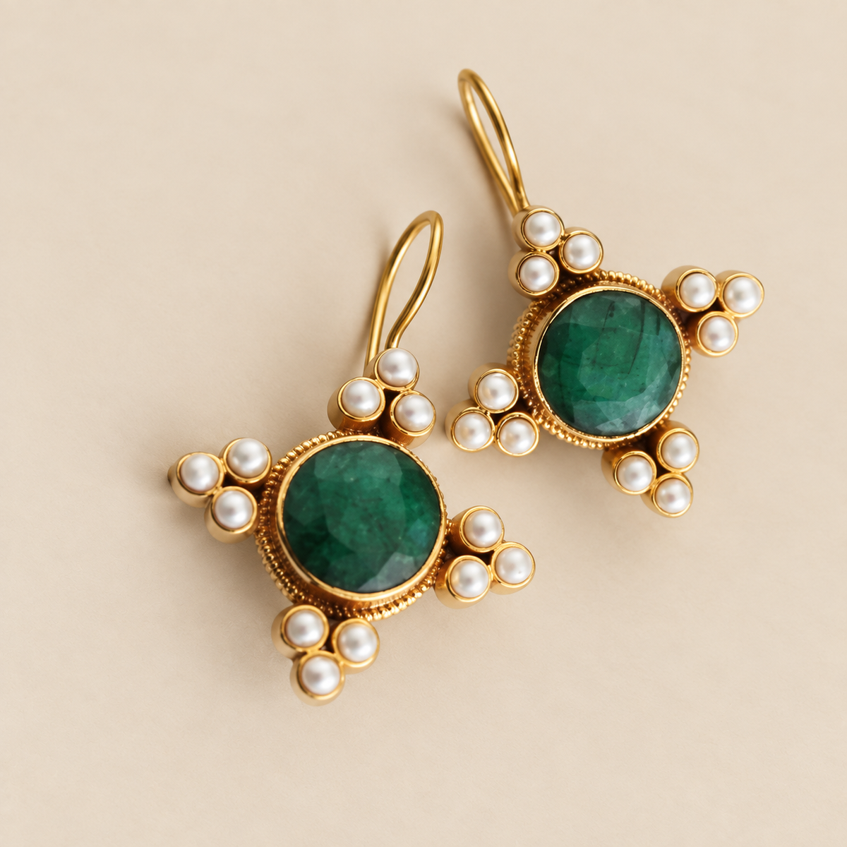 Pendientes de perlas vintage Gaby sobre fondo crema