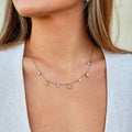 Collar de perlas y flor otoñal