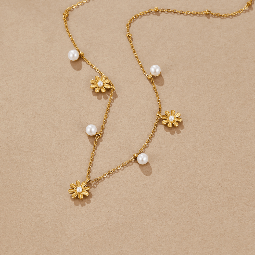 Collar de perlas y flor otoñal