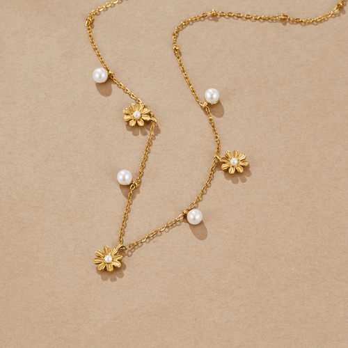 Collar de perlas y flor otoñal