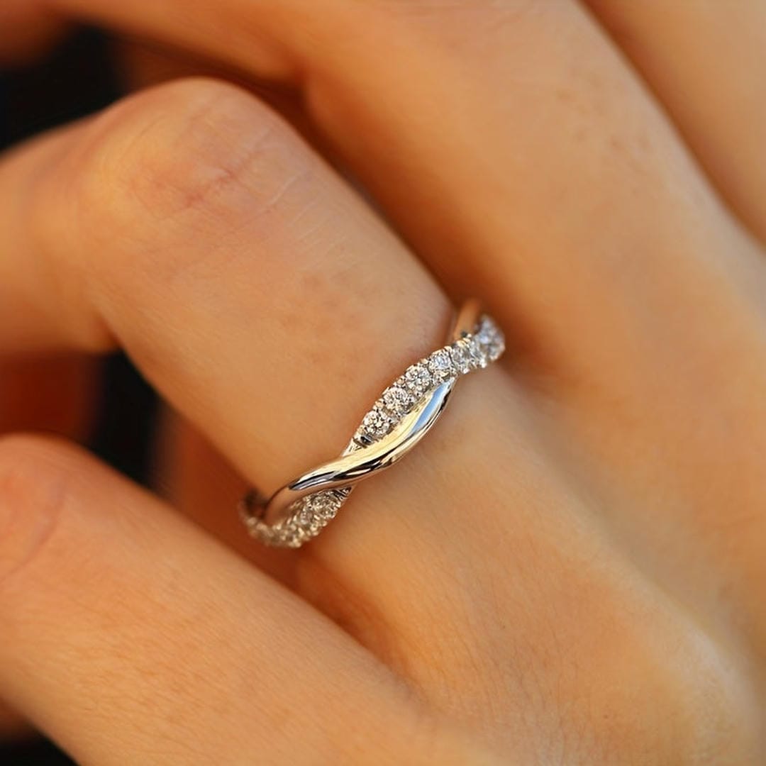 Anillo retorcido de cristales pavé