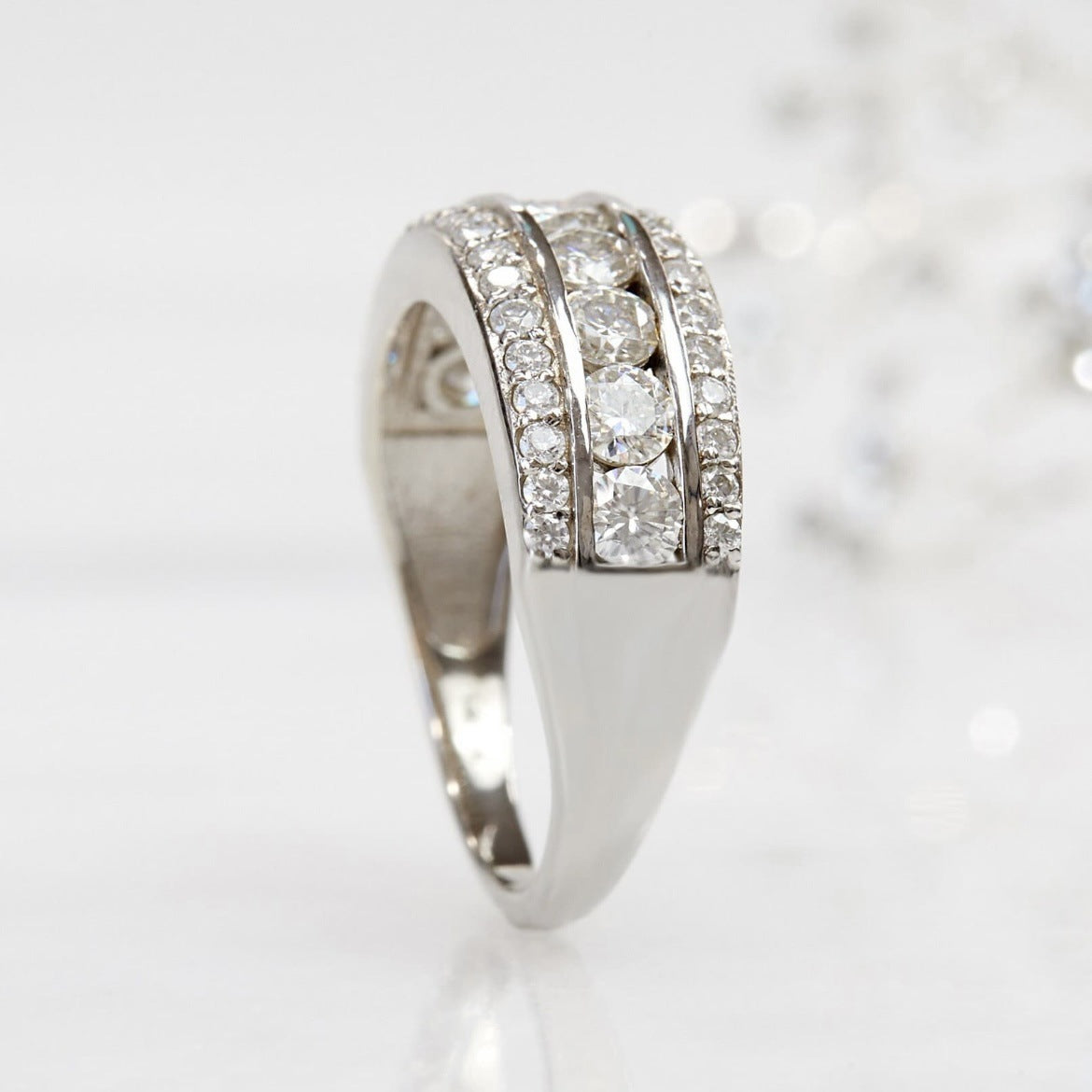 Elegante anillo de plata con piedra