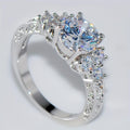 Anillo vintage de filigrana con tres piedras