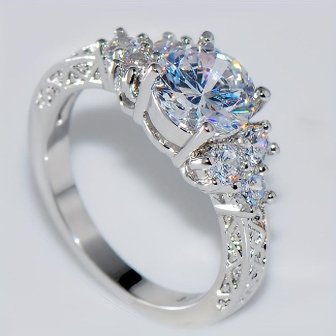 Anillo vintage de filigrana con tres piedras