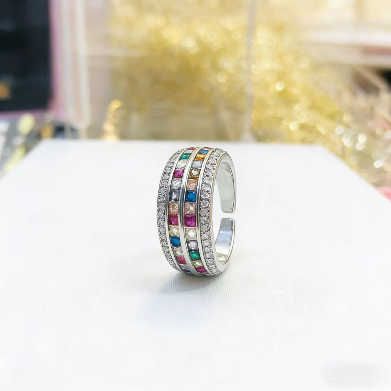 Anillo elegante de piedra arcoíris