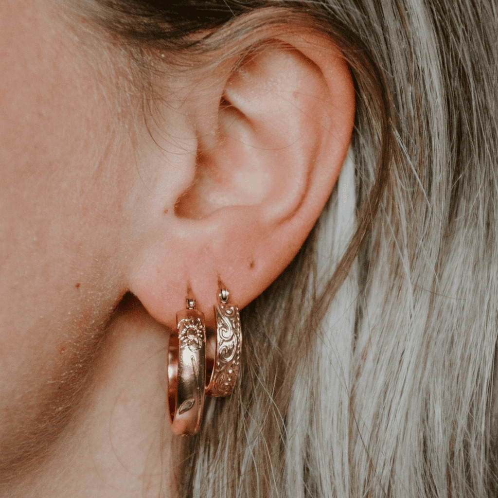 Aros Elegantes con Grabado Floral