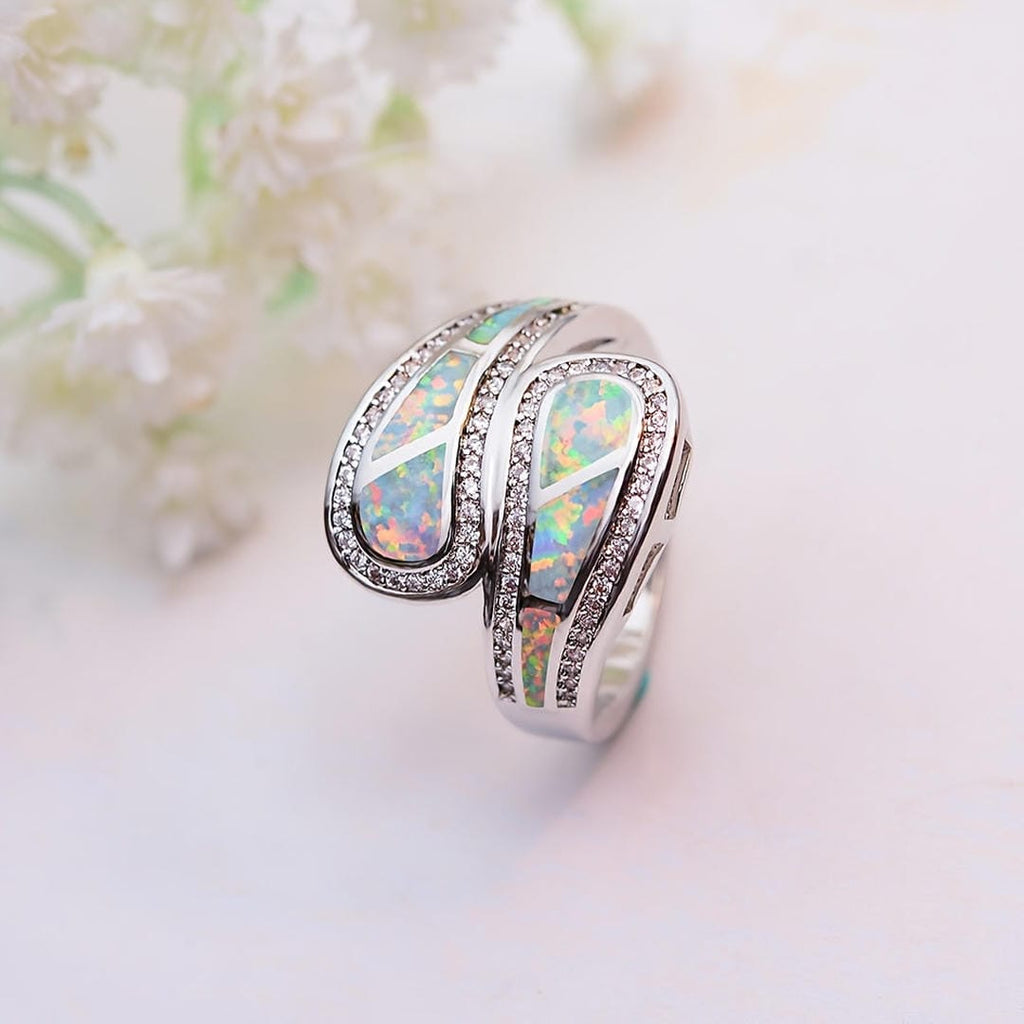 Anillo de circonita con incrustaciones de ópalo