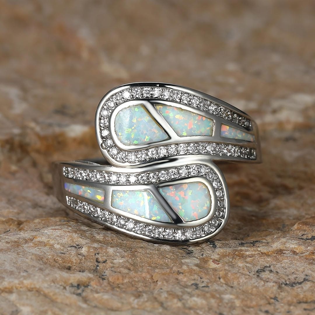 Anillo de circonita con incrustaciones de ópalo
