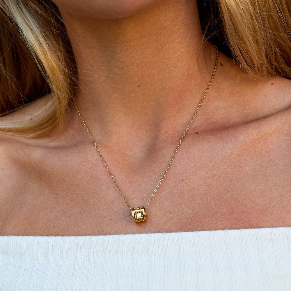 Collar con colgante de cubo de ágata negra