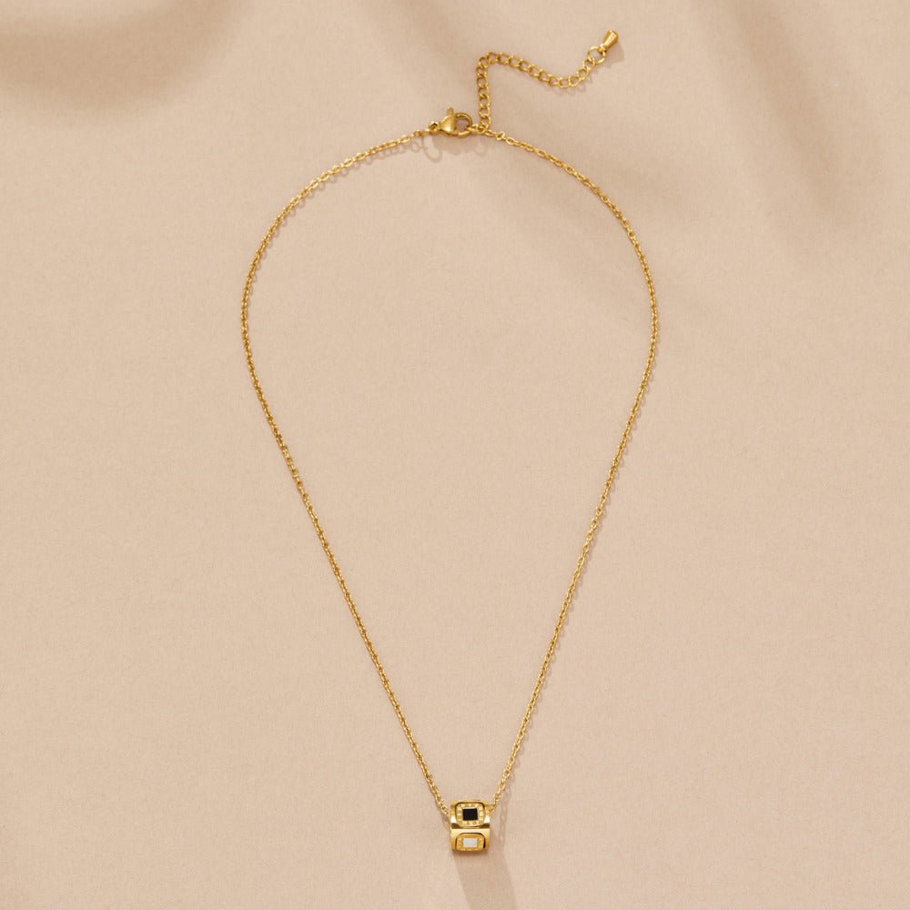Collar con colgante de cubo de ágata negra